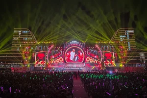 Hải Phòng: Hàng nghìn người đón giao thừa lần đầu tổ chức tại Trung tâm Chính trị - Hành chính