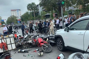 Ô tô bất ngờ lao vào hàng xe máy dừng đèn đỏ ở Hải Phòng, nhiều người bị thương