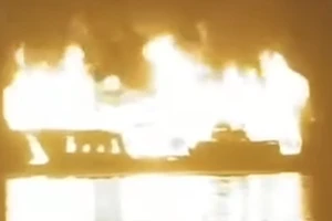 Cháy tàu trên vịnh Hạ Long, 41 người thoát nạn