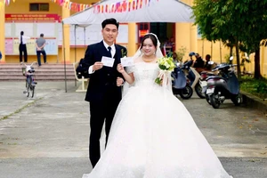Hải Phòng: Cô dâu, chú rể đi bỏ phiếu trong ngày cưới