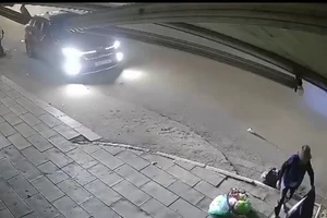 Ô tô lao lên vỉa hè tông người phụ nữ rồi bỏ chạy