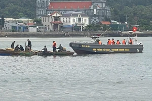 Quảng Ninh: Giông lốc lật úp mảng đánh bắt hải sản, 2 mẹ con tử vong 