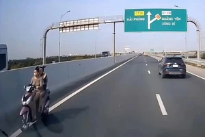 Xử phạt 3 người liên quan vụ 2 thiếu nữ đi xe máy ngược chiều, không đội mũ bảo hiểm trên cao tốc