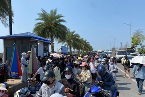 Phà ra đảo Cát Bà ùn tắc, khách sạn trên đảo cháy phòng