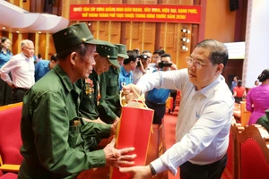 Phó Thủ tướng Thường trực Phạm Gia Túc thăm, tặng quà tại tỉnh Quảng Ninh