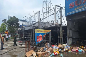 Cháy lớn nhiều cửa hàng tại Hải Phòng
