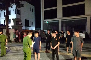 Bàn giao 36 thanh thiếu niên livestream, cổ vũ các nhóm đua xe cho công an phường
