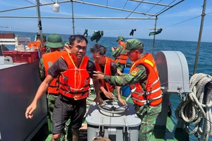 Hải Phòng: Cứu thành công 11 thuyền viên tàu bị nạn trên vùng biển Bạch Long Vĩ