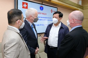 Tiếp nhận 20.000 bộ test nhanh COVID-19 do công ty Thuỵ Sĩ tặng