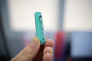 Bé trai nuốt nắp bút dài hơn 5 cm khi đang ngồi học online