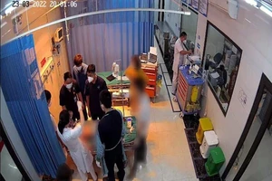 Bé 5 tuổi tím tái, ngừng tuần hoàn do hóc đậu phộng, bác sĩ chỉ cách sơ cứu