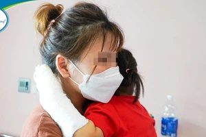 Nghịch sạc điện thoại, bé 2 tuổi bị điện giật ngừng tim 