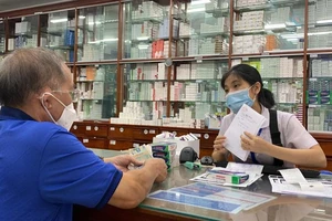 Thủ tướng Chính phủ: Bảo đảm thuốc, trang thiết bị y tế phục vụ khám, chữa bệnh 