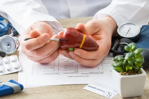 Trẻ đột nhiên nôn trớ nhiều, có nên xét nghiệm men gan?