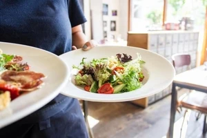 Làm sao đảm bảo sức khỏe khi không thể ăn uống đúng giờ? 