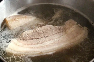 Nên luộc thịt heo bằng nước sôi hay nước lạnh? 