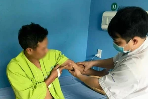 Kéo ra 2 con giun từ các khối sưng nề trên cơ thể 