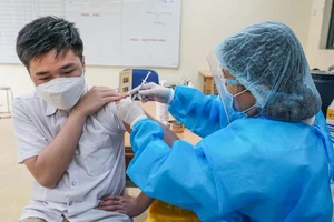 Người lớn tuổi đã tiêm 3 mũi, chưa mắc COVID-19, có nên tiêm mũi 4? 