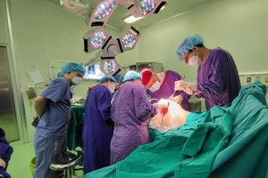 Cô gái có bộ ngực 'khủng', khi học phải kê lên bàn cho đỡ nặng 