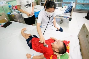 Uống vitamin D quá liều, hai anh em ngộ độc, suy thận cấp 