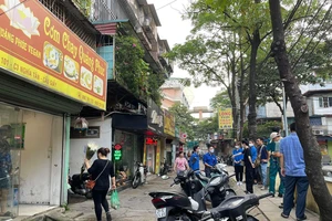  Người thân, hàng xóm, đồng đội chia buồn, giúp gia đình lo hậu sự cho các chiến sĩ hy sinh 