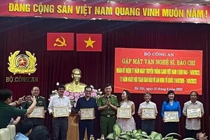Bộ Công an gặp mặt văn nghệ sĩ, báo chí nhân dịp 77 năm Ngày truyền thống CAND