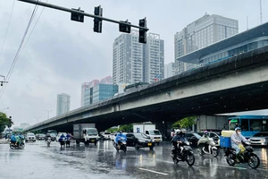 Hà Nội: Đến trưa 12-8 nhiều nơi còn ngập sâu, giao thông đã 'dễ thở' hơn 