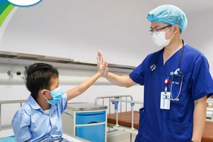 Bác sĩ Việt Nam 3 lần 'sửa' tim cho bé trai người Lào 