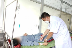 Mất một bên tinh hoàn vì đắp thảo dược vào vùng kín 