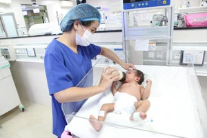 Sản phụ sa dây rốn, em bé chào đời tím tái toàn thân 