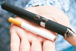 Nữ sinh 14 tuổi tím tái, co giật sau khi hút thử thuốc lá điện tử 