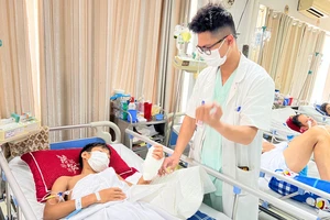 Dùng cưa máy làm thước kẻ gỗ, cậu bé xém mất bàn tay