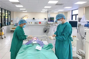 Không há được miệng sau khi bị cọc nhọn đâm vào chân 