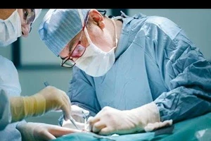 Bé 3 tuổi bị múc bỏ một mắt vì phát hiện muộn u võng mạc