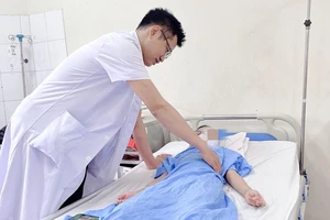 Bé trai 6 tuổi bị sùi mào gà thể nặng