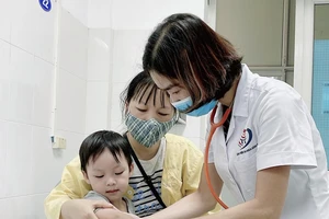 Hà Nội chuyển mùa, nhiều trẻ mắc bệnh đường hô hấp 