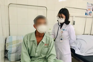 3 ngày ho ra nửa lít máu, người đàn ông nguy kịch