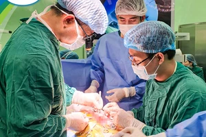 Cắt đại tràng đưa lên lồng ngực thay đoạn thực quản bị teo 