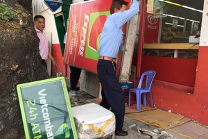 Tân Bình “quét” vỉa hè: dỡ quảng cáo, mái che, trụ ATM