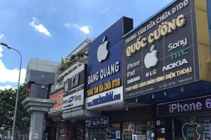 Cửa hàng điện thoại hết được treo logo táo cắn dở