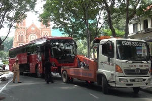 Clip xe khách tông bay trụ nước ở trung tâm TP.HCM