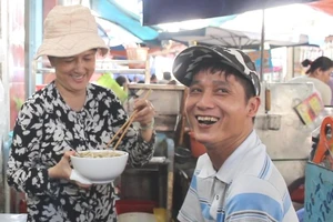 Cô Tuyết bán bún bò cưu mang chàng trai cụt hai tay