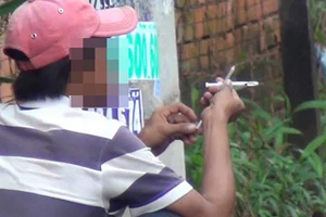 Clip: Công khai hút, chích ma túy giữa Sài Gòn