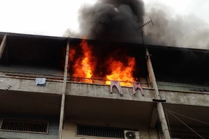 Clip: Cháy căn hộ chung cư Phùng Hưng