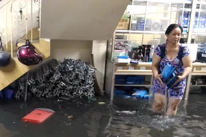 Người dân quận 12 khổ sở trong đêm vì ngập nặng