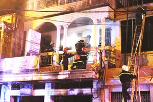 Clip: Nhân chứng kể lại đêm hỏa hoạn căn nhà 3 tầng