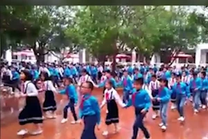 Clip: Độc đáo màn nhảy cha cha cha của 500 HS tiểu học