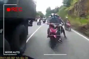 Clip: Nhóm phượt lấn đường bất chấp trên đèo Bảo Lộc