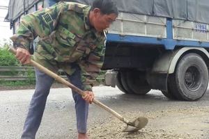 Clip: Ấm lòng với người đàn ông vá đường giữa trưa nắng