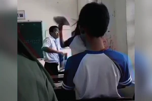 Clip: Thầy trò đánh nhau trong lớp học ở tỉnh Hậu Giang